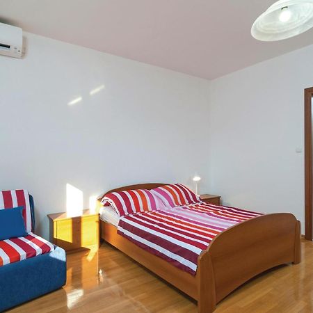 2 Bedroom Lovely Apartment In Bol Exterior foto