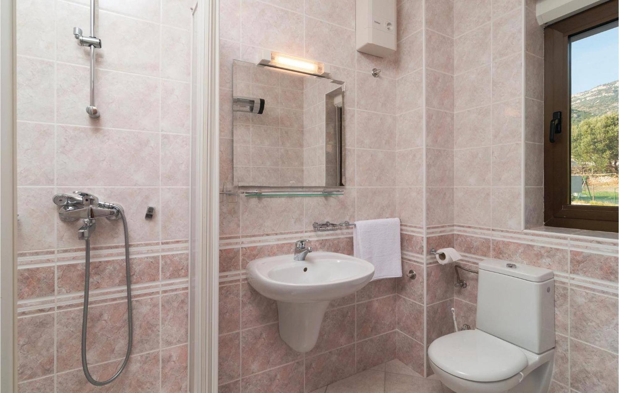 2 Bedroom Lovely Apartment In Bol Exterior foto