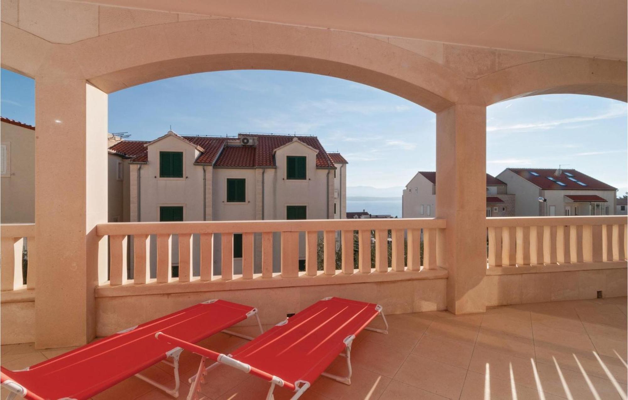 2 Bedroom Lovely Apartment In Bol Exterior foto