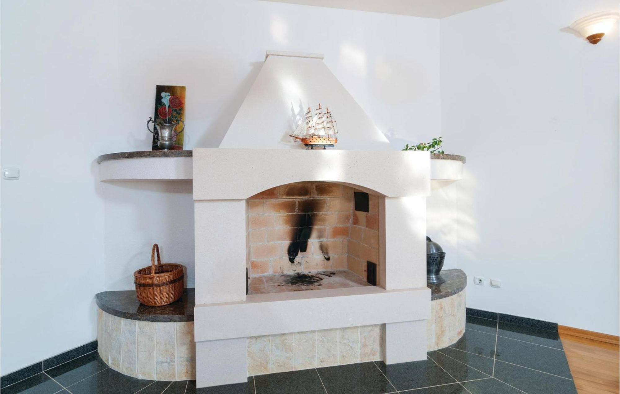 2 Bedroom Lovely Apartment In Bol Exterior foto