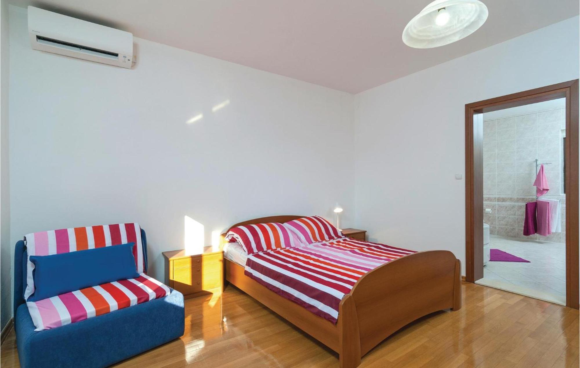 2 Bedroom Lovely Apartment In Bol Exterior foto