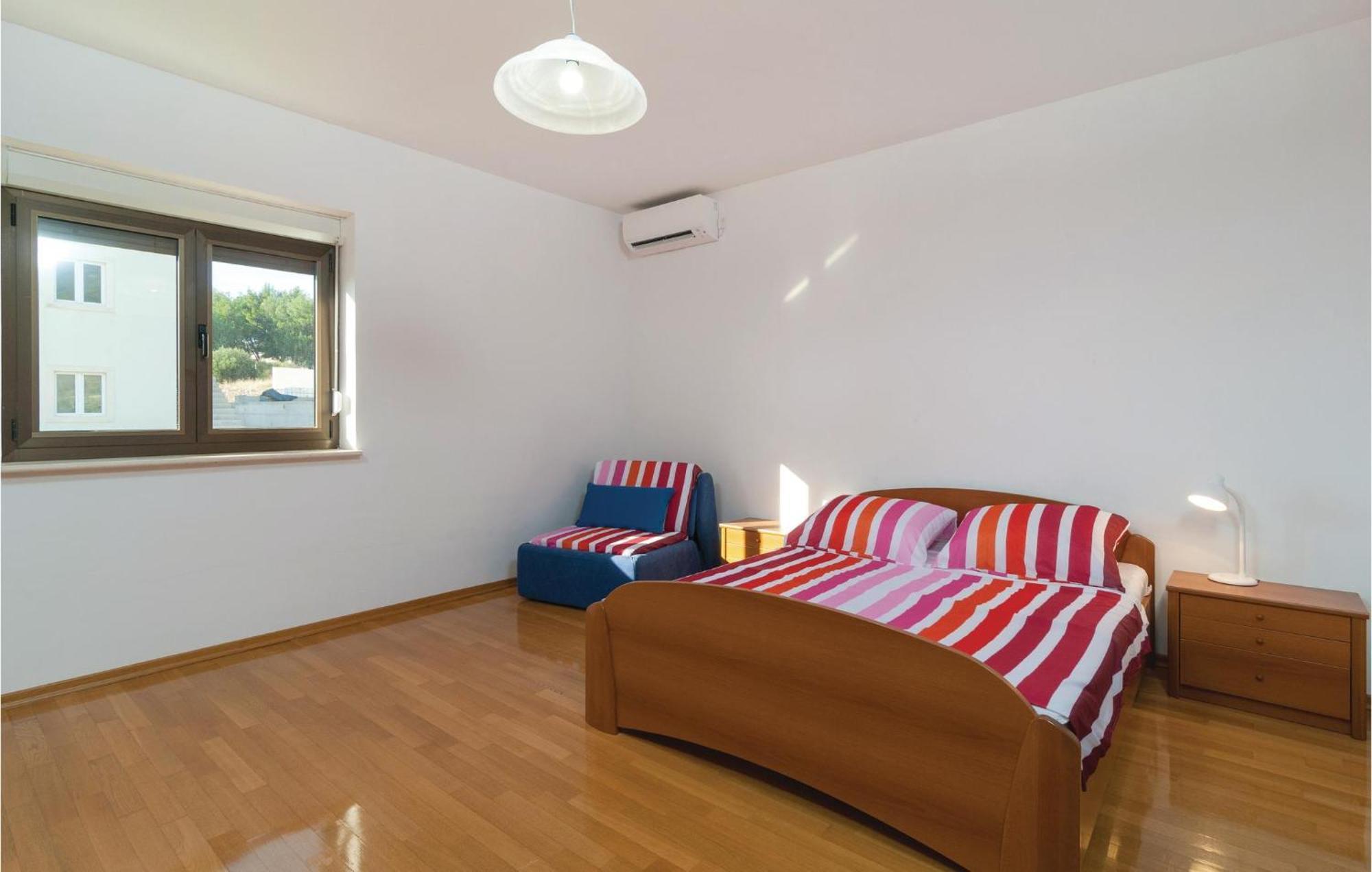 2 Bedroom Lovely Apartment In Bol Exterior foto