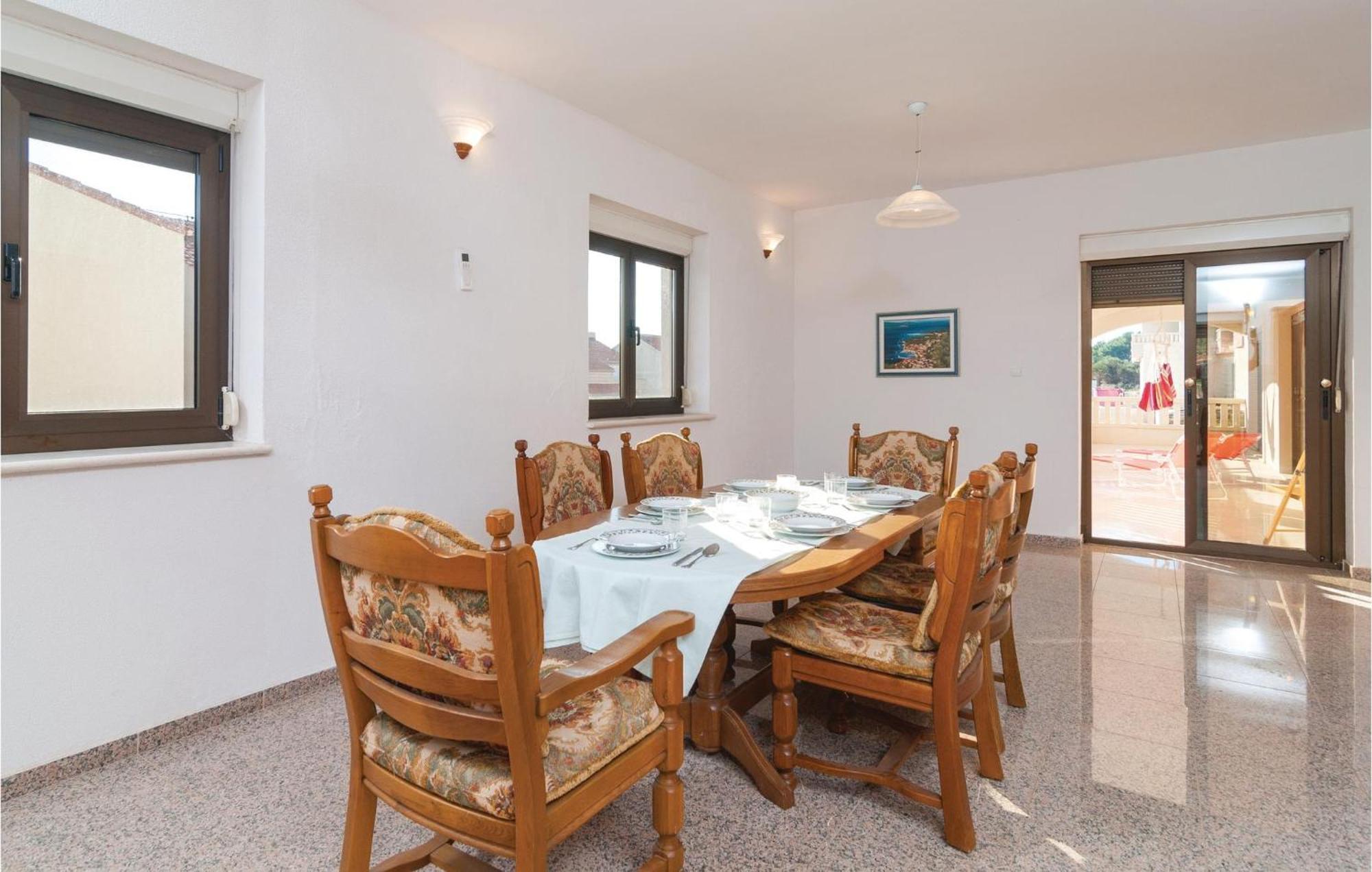2 Bedroom Lovely Apartment In Bol Exterior foto