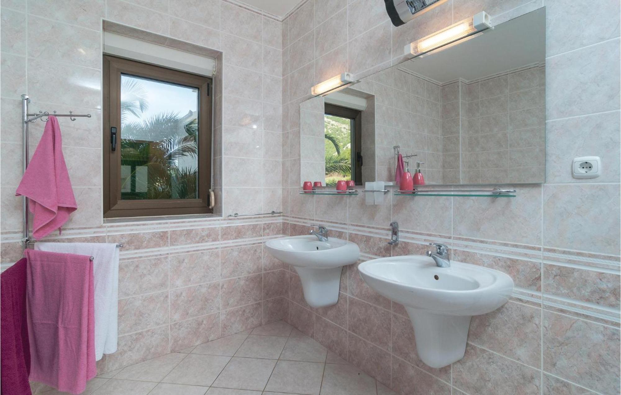 2 Bedroom Lovely Apartment In Bol Exterior foto