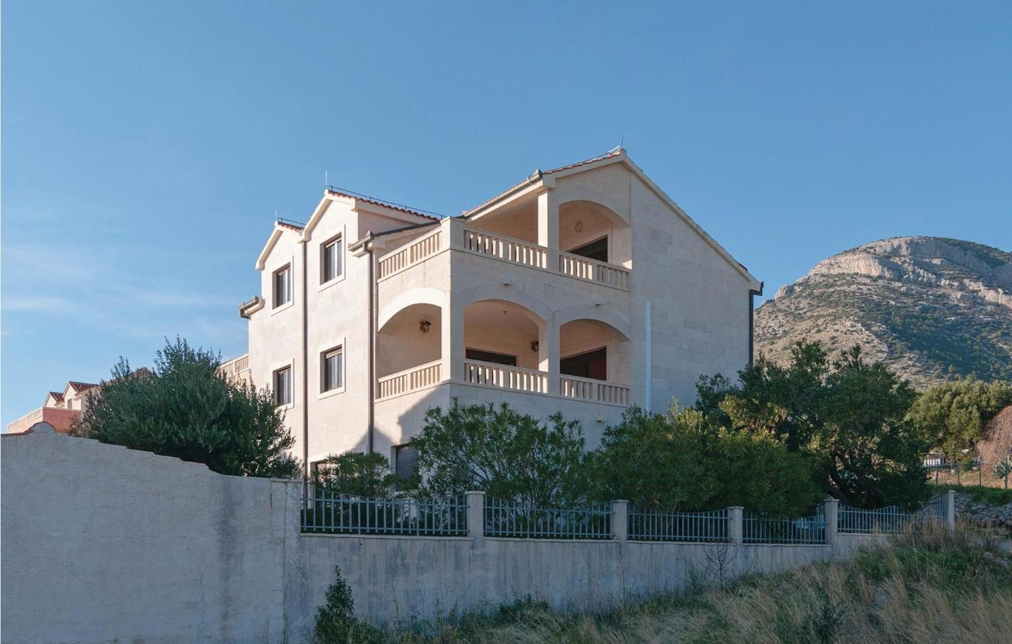 2 Bedroom Lovely Apartment In Bol Exterior foto