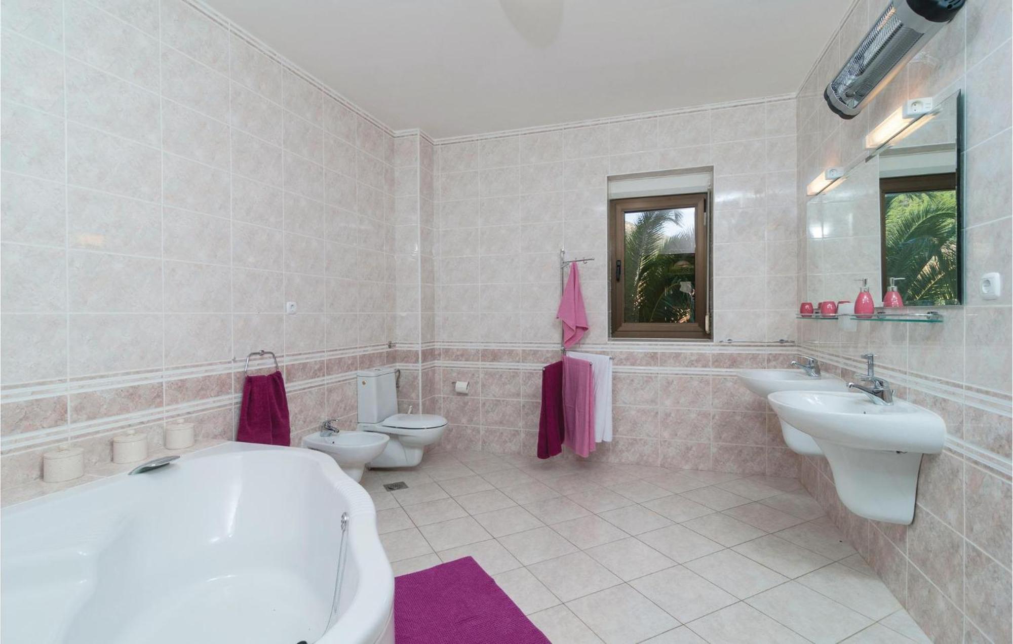 2 Bedroom Lovely Apartment In Bol Exterior foto