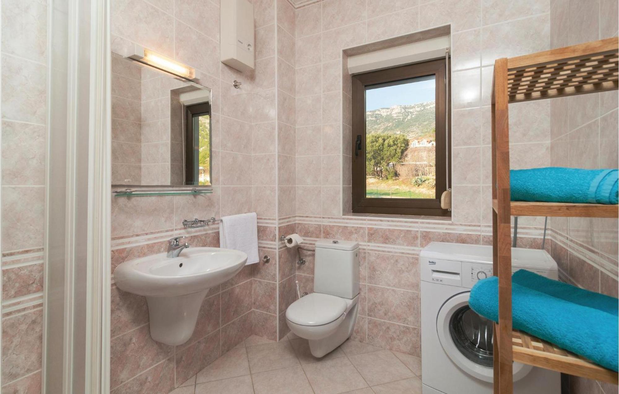 2 Bedroom Lovely Apartment In Bol Exterior foto