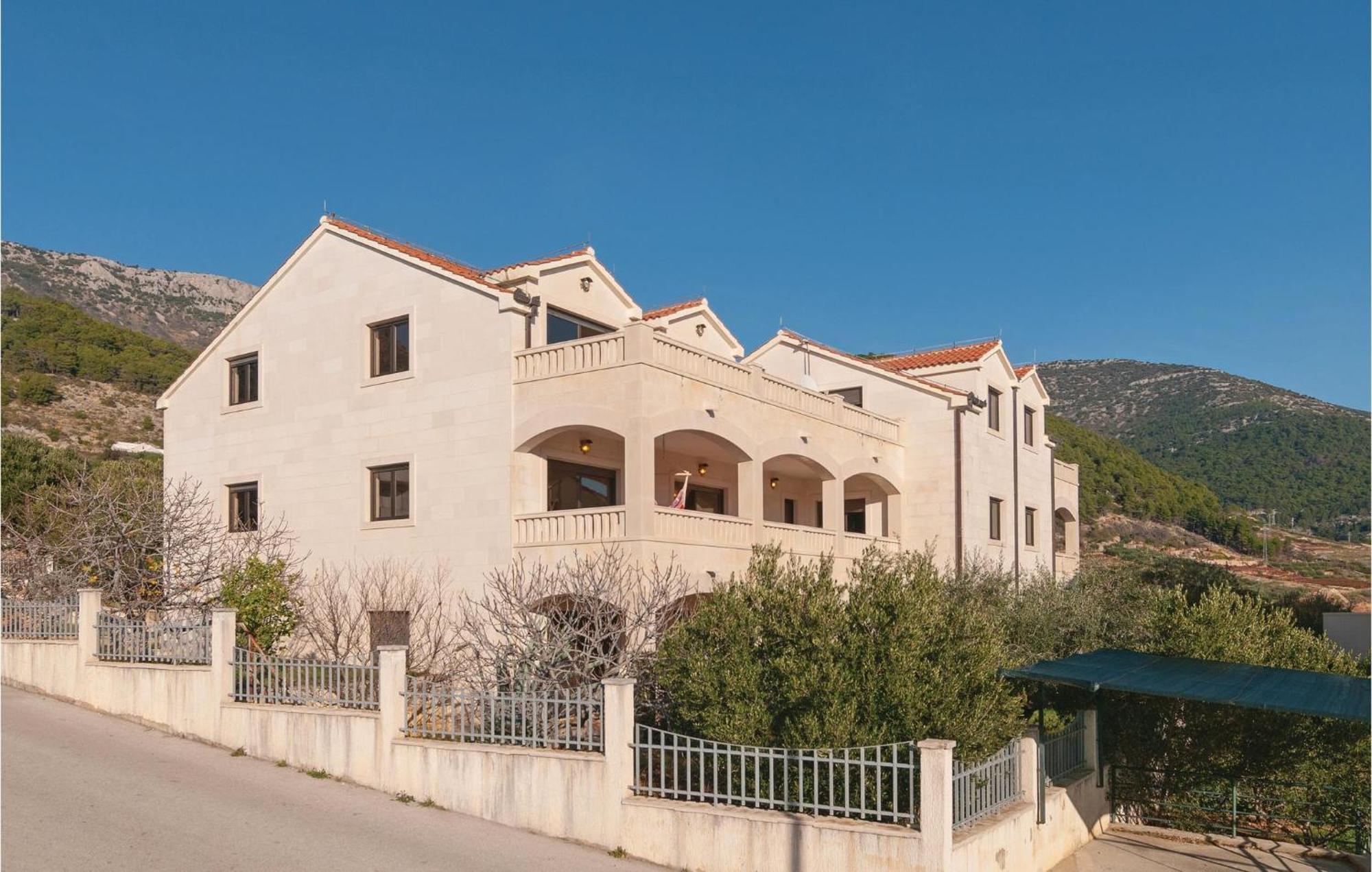 2 Bedroom Lovely Apartment In Bol Exterior foto